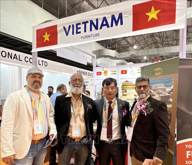 Trong ảnh: Ông Bùi Trung Thướng, Tham tán Thương mại, Đại sứ quán Việt Nam tại Ấn Độ chụp ảnh kỷ niệm với các quan chức thuộc ban tổ chức triển lãm và hiệp hội gỗ nội thất Ấn Độ. Ảnh: TTXVN phát
