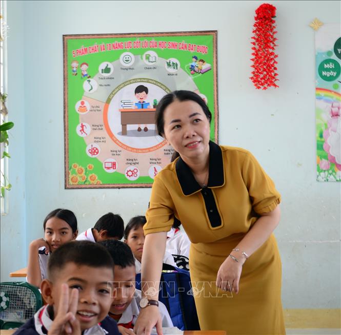 Cô giáo Lê Nguyễn Ngọc Hân trong giờ dạy các em học sinh của lớp. Ảnh: Công Thử - TTXVN