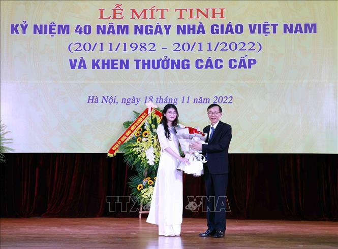 Đại diện sinh viên tặng hoa chúc mừng các thầy, cô giáo nhân Ngày Nhà giáo Việt Nam 20/11. Ảnh: TTXVN