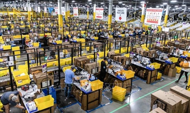 Trong ảnh: Nhân viên làm việc tại một trung tâm dịch vụ của Amazon ở Romeoville, Illinois, Mỹ. Ảnh: Getty Image/TTXVN