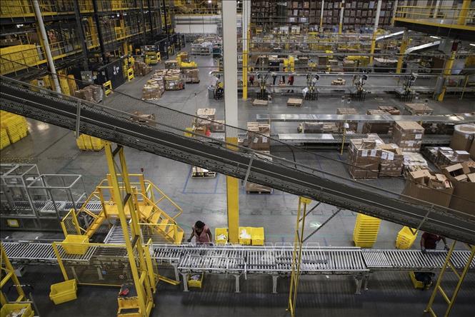 Trong ảnh: Nhân viên làm việc tại một chi nhánh của Amazon ở Appling, Georgia, Mỹ, ngày 27/10/2022. Ảnh: Getty Images/TTXVN