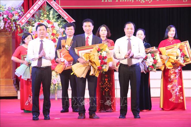Nhà giáo Phan Công Hùng được lãnh đạo tỉnh Hà Tĩnh vinh danh nhà giáo ưu tú. Ảnh: Hoàng Ngà - TTXVN