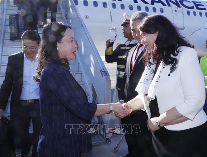 Vice President Vo Thi Anh Xuan is welcomed by Tunisian Minister of Culture Hayet Guettat at the Djerba International Airport. VNA Photo: Lâm Khánh