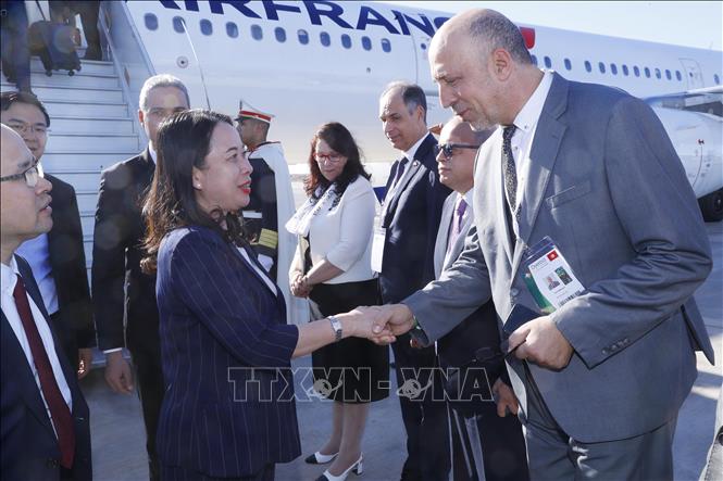 Vice President Vo Thi Anh Xuan is welcomed at the Djerba International Airport. VNA Photo: Lâm Khánh