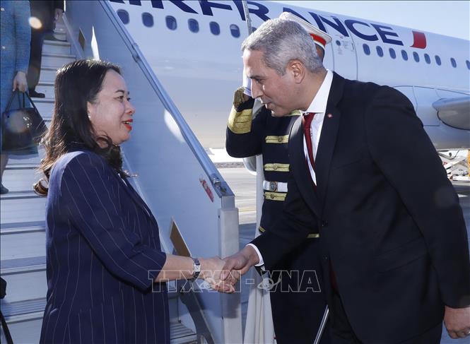 Vice President Vo Thi Anh Xuan is welcomed by Tunisian Minister of Tourism and Handicrafts Mohamed Moez Belhassine at the Djerba International Airport. VNA Photo: Lâm Khánh
