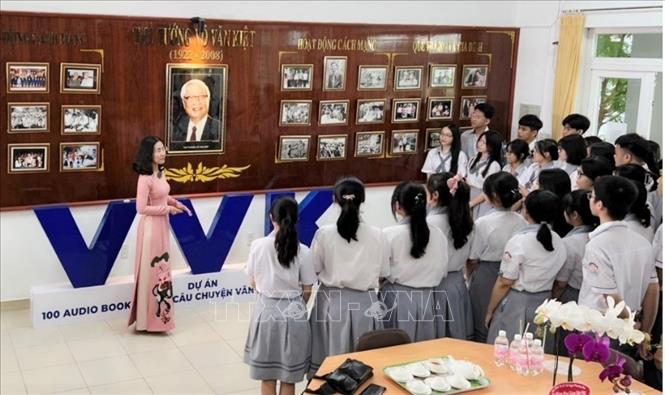 Học sinh trường THPT Võ Văn Kiệt (Thành phố Hồ Chí Minh) tìm hiểu về lịch sử, truyền thống tại phòng truyền thống. Ảnh: TTXVN phát