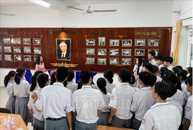 Học sinh trường THPT Võ Văn Kiệt (Thành phố Hồ Chí Minh) tìm hiểu về lịch sử, truyền thống tại phòng truyền thống. Ảnh: TTXVN phát