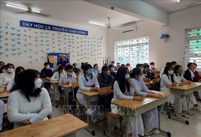 Không gian lớp học thân thiện, gần gũi khi học sinh tự tay trang trí bằng những cánh hạc, hình trái tim gắn trên tường. Ảnh: Thu Hoài - TTXVN