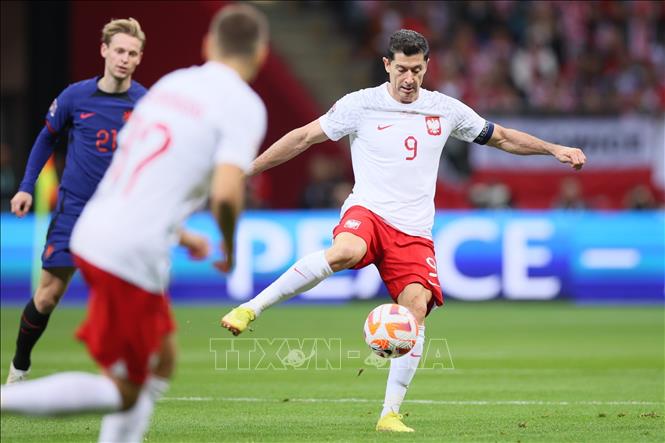 Trong ảnh: Tiền đạo Ba Lan Robert Lewandowski (phải) đi bóng trong trận đấu gặp tuyển Hà Lan tại Giải Vô địch UEFA Nations League ở Warsaw, ngày 22/9/2022. Ảnh: PAP/TTXVN