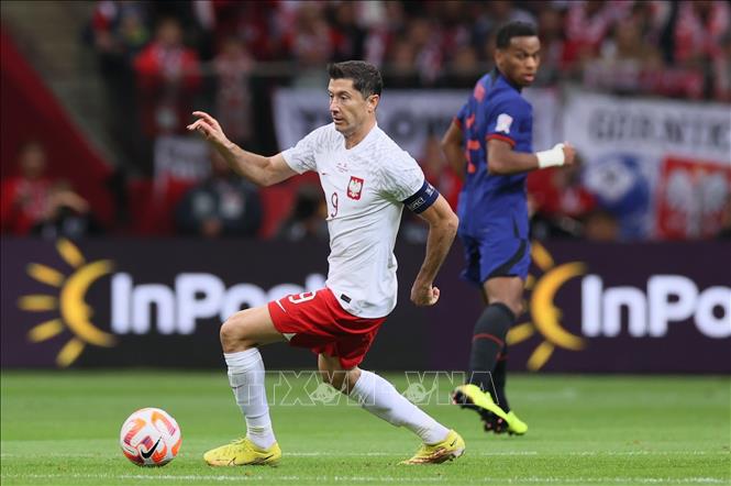 Trong ảnh: Tiền đạo Ba Lan Robert Lewandowski (trái) đi bóng trong trận đấu gặp tuyển Hà Lan tại Giải Vô địch UEFA Nations League ở Warsaw, ngày 22/9/2022. Ảnh: PAP/TTXVN