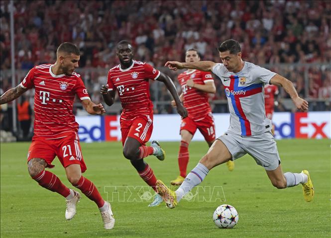 Trong ảnh: Tiền đạo Robert Lewandowski (phải) đi bóng trong trận đấu giữa Barcelona gặp Bayern Munich tại Giải vô địch UEFA Champions League ở Munich, Đức ngày 13/9/2022. Ảnh: THX/TTXVN