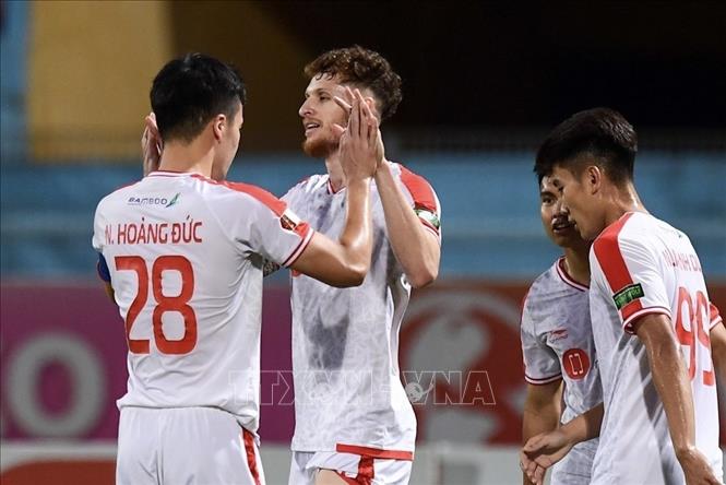 Cầu thủ Geovane Magno (số 94, Viettel) ghi bàn thắng nâng tỷ số lên 2-0 ở phút 24 của trận đấu. Ảnh: Minh Quyết - TTXVN
