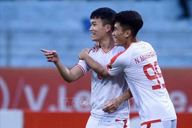 Cầu thủ Nguyễn Hoàng Đức (số 28, Viettel) ghi bàn thắng mở tỷ số ở phút thứ 4 của trận đấu. Ảnh: Minh Quyết - TTXVN