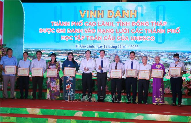 Các cá nhân có thành tích xuất sắc trong xây dựng xã hội học tập được nhận Giấy khen của Chủ tịch UBND thành phố Cao Lãnh. Ảnh: Nhựt An - TTXVN