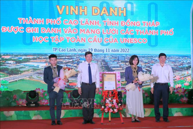 Bà Miki Nozawa, Trưởng Ban Giáo dục của Văn phòng UNESCO tại Hà Nội trao Giấy chứng nhận thành phố Cao Lãnh là thành viên Mạng lưới các thành phố học tập toàn cầu cho đại diện lãnh đạo thành phố Cao Lãnh. Ảnh: Nhựt An - TTXVN
