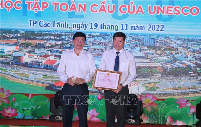 Trao Bằng khen của Chủ tịch UBND tỉnh Đồng Tháp cho Đảng bộ, chính quyền và nhân dân thành phố Cao Lãnh vì có thành tích xuất sắc trong xây dựng xã hội học tập. Ảnh: Nhựt An - TTXVN