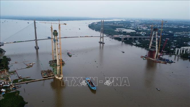 Cầu Mỹ thuận 2 là dự án cầu dây văng lớn, phức tạp với nhịp chính dây văng dài 650m, 2 trụ tháp cao 125,5m. Ảnh: Huy Hùng - TTXVN