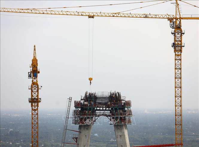 Trụ chính dây văng T16 đã thi công xong 29/33 đốt, các đốt thi công bằng ván khuôn leo, trung bình khoảng 10 ngày đúc xong một đốt, dự kiến hoàn thành toàn bộ trụ trong tháng 12/2022. Ảnh: Huy Hùng - TTXVN