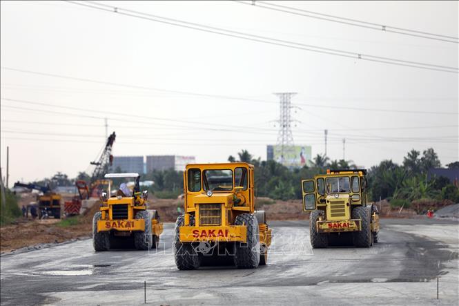 Nhà thầu thi công gói thầu XL01 phần đường dẫn phía Tiền Giang đang huy động tối đa máy móc, thiết bị, để sớm hoàn thành tuyến đường. Ảnh: Huy Hùng - TTXVN  