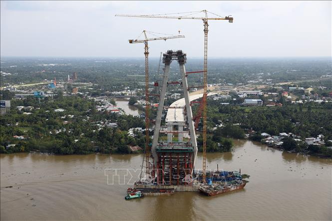 Trụ tháp T16 đã thi công 29/33 đốt, các đốt S30-33 thi công bằng ván khuôn leo, dự kiến hoàn thành toàn bộ vào tháng 12/2022. Ảnh: Huy Hùng - TTXVN