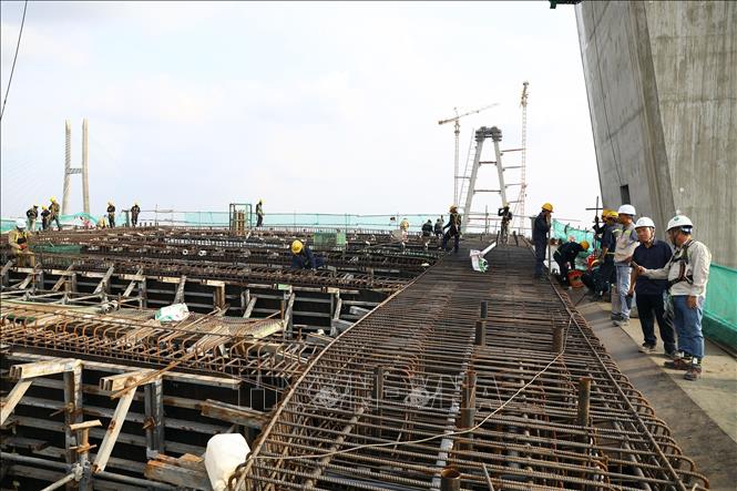 Hiện trên công trường có hơn 250 kỹ sư, công nhân làm việc để đảm bảo công trình hoàn thành sớm nhất. Ảnh: Huy Hùng - TTXVN