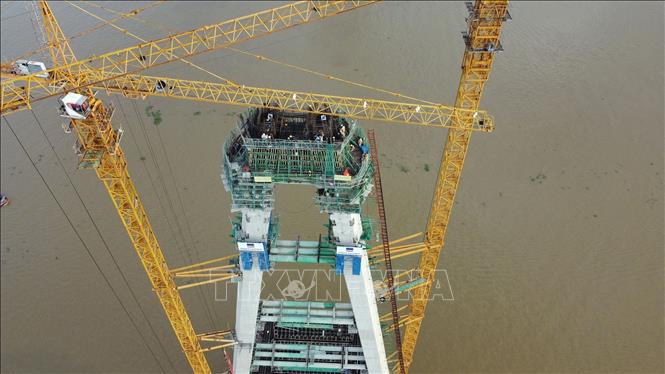 Thi công đốt 30 tại trụ chính T15 thuộc địa bàn tỉnh Tiền Giang. Ảnh: Huy Hùng -  TTXVN