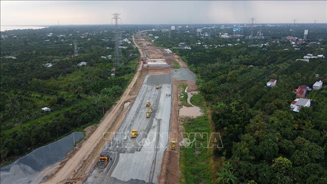 Đường dẫn cầu Mỹ Thuận 2 phía tỉnh Tiền Giang qua địa bàn hai xã An Hữu và Hòa Hưng, huyện Cái Bè có tổng chiều dài 4,3 km, đến nay đã đạt khối lượng hơn 93%. Ảnh: Huy Hùng - TTXVN