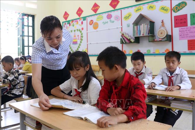 Cô giáo Trần Thị Phương trong giờ lên lớp tại Trường Phổ thông dân tộc bán trú tiểu học Chiềng Ken 3, huyện Văn Bàn. Ảnh: Quốc Khánh - TTXVN