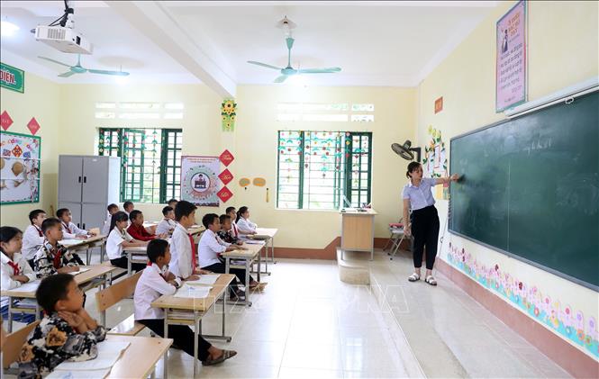 Cô giáo Trần Thị Phương trong giờ lên lớp tại Trường Phổ thông dân tộc bán trú tiểu học Chiềng Ken 3, huyện Văn Bàn. Ảnh: Quốc Khánh - TTXVN