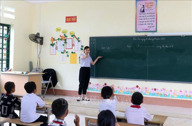 Cô giáo Trần Thị Phương trong giờ lên lớp tại Trường Phổ thông dân tộc bán trú tiểu học Chiềng Ken 3, huyện Văn Bàn. Ảnh: Quốc Khánh - TTXVN