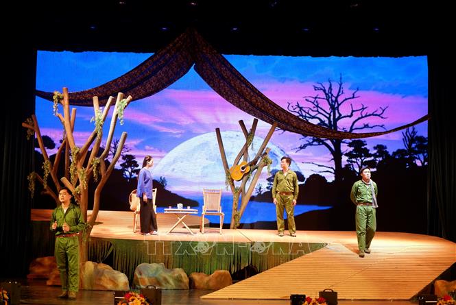 Vở diễn Bên dòng Long Khốt - nói về cuộc chiến giữa bộ đội Việt Nam và nhân dân Campuchia trước nạn diệt chủng Pôl Pốt. Ảnh: Đức Hạnh – TTXVN