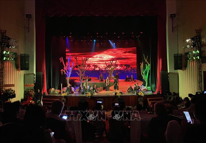 Rất đông khán giả đến xem mỗi buổi diễn. Ảnh: Đức Hạnh – TTXVN