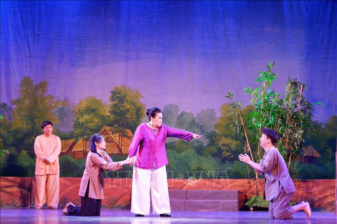 Vở Duyên kiếp phản ảnh một xã hội với những định kiến gay gắt và bất công đối với người phụ nữ. Ảnh: Đức Hạnh - TTXVN 