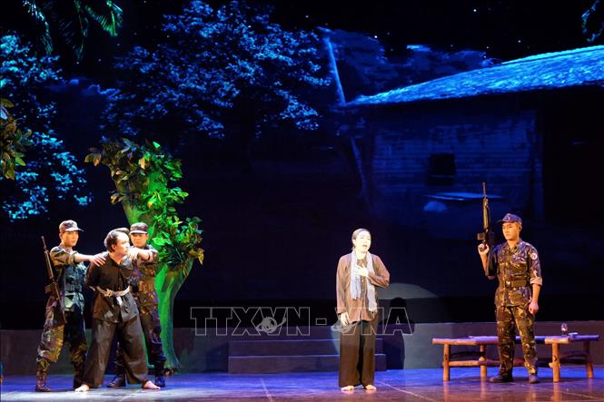 Hội Sân khấu Bạc Liêu biểu diễn vở “Một thời để nhớ” kể về nỗi mất mát đau thương trong chiến tranh. Ảnh: Đức Hạnh - TTXVN 