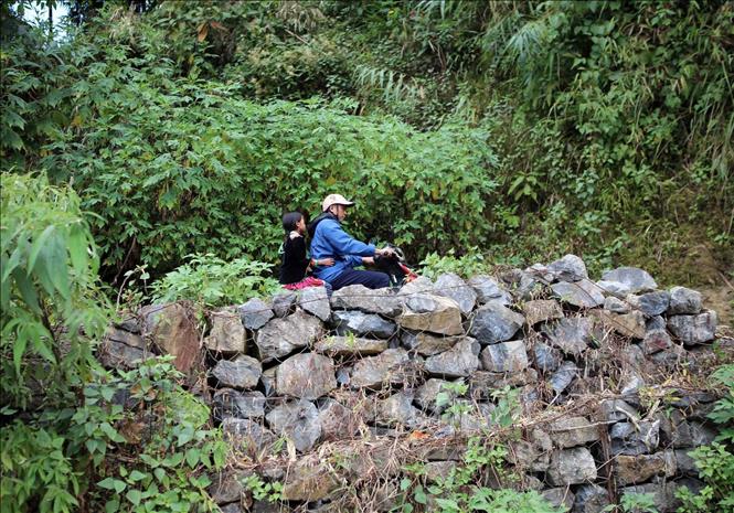 Mỗi sáng, thầy giáo Nguyễn Văn Tuân xuống bản để đón những học sinh có hoàn cảnh đặc biệt khó khăn đến lớp. Ảnh: Quý Trung – TTXVN