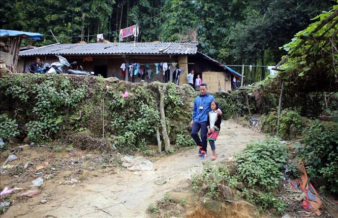 Thầy giáo Nguyễn Văn Tuân thường xuyên xuống bản để đón những học sinh có hoàn cảnh đặc biệt khó khăn đến lớp. Ảnh: Quý Trung – TTXVN