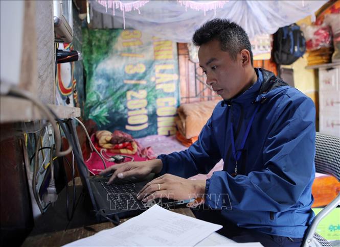 Dù cuộc sống còn nhiều khó khăn nhưng thầy Tuân vẫn luôn muốn được cống hiến cho sự nghiệp 