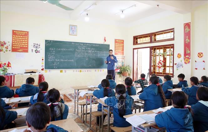 Thầy giáo Nguyễn Văn Tuân trong một tiết học tại Trường PTDTBT Tiểu học và Trung học cơ sở Tung Qua Lìn. Ảnh: Quý Trung – TTXVN