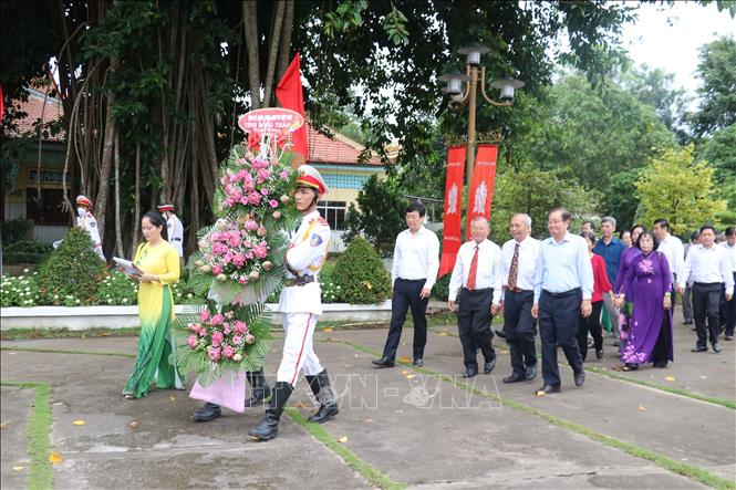 Trong ảnh: Đoàn đại biểu dâng hoa viếng ngôi mộ cụ Phó Bảng Nguyễn Sinh Sắc. Ảnh: Nguyễn Văn Trí - TTXVN