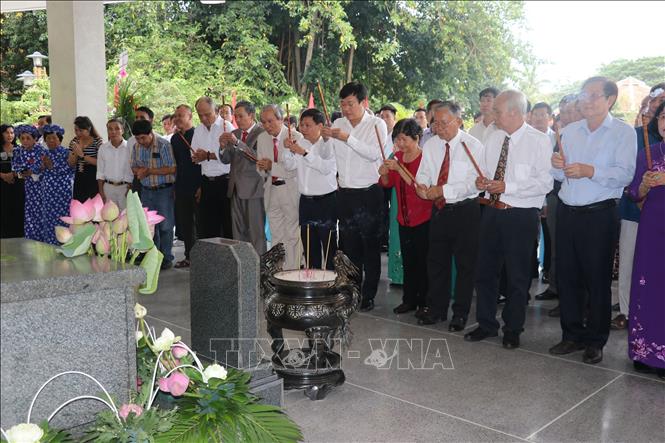Trong ảnh: Đoàn đại biểu dâng hương viếng ngôi mộ cụ Phó Bảng Nguyễn Sinh Sắc. Ảnh: Nguyễn Văn Trí - TTXVN