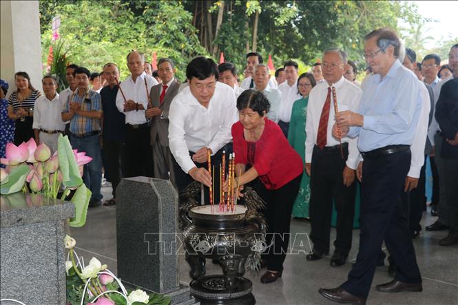 Trong ảnh: Đoàn đại biểu dâng hương viếng ngôi mộ cụ Phó Bảng Nguyễn Sinh Sắc. Ảnh: Nguyễn Văn Trí - TTXVN