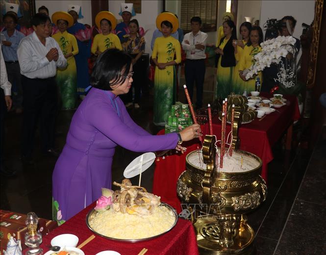 Trong ảnh: Giám đốc Sở Văn hóa, Thể thao và Du lịch tỉnh Đồng Tháp Huỳnh Thị Hoài Thu , Trưởng Ban tổ chức lễ Giỗ thắp hương cụ Phó Bảng Nguyễn Sinh Sắc. Ảnh: Nguyễn Văn Trí - TTXVN