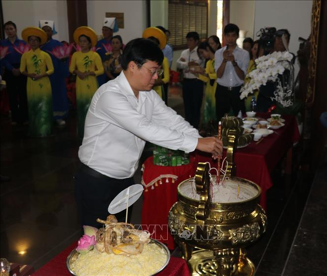 Trong ảnh: Ông Lê Quốc Phong, Bí thư tỉnh ủy Đồng Tháp thắp hương cụ Phó Bảng Nguyễn Sinh Sắc tại Lễ giỗ. Ảnh: Nguyễn Văn Trí - TTXVN