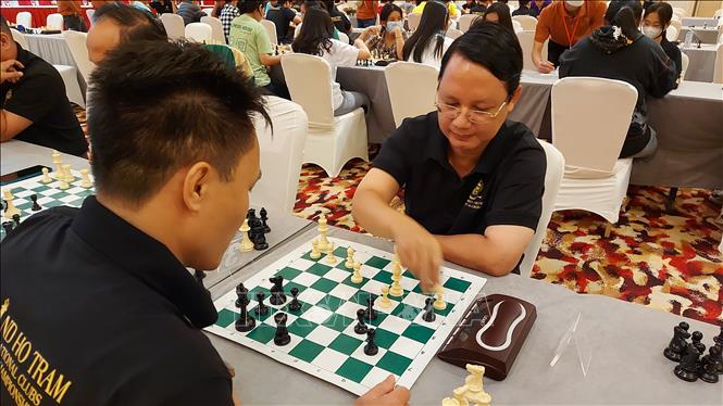 Đại kiện tướng quốc tế Đào Thiên Hải (ảnh phải) thi đấu môn cờ siêu chớp sáng 20/11 tại Giải vô địch Cờ Vua siêu chớp. Ảnh: TTXVN phát
