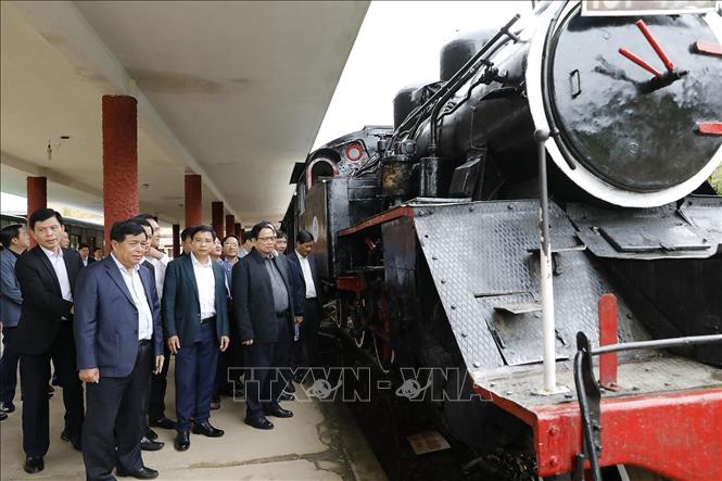 PM Pham Minh Chinh and delegates visit the Da Lat railway station that was built by France in the 1930s. VNA Photo: Dương Giang