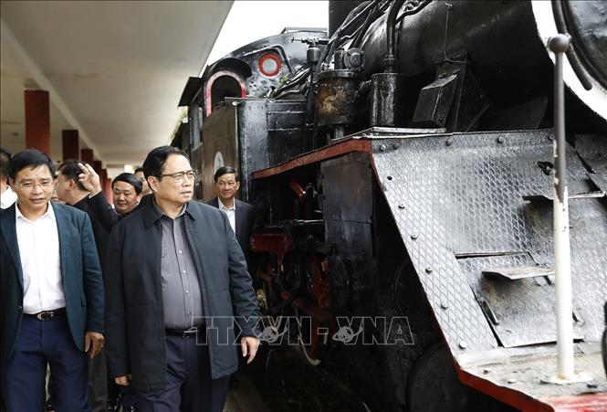 PM Pham Minh Chinh and delegates visit the Da Lat railway station that was built by France in the 1930s. VNA Photo: Dương Giang