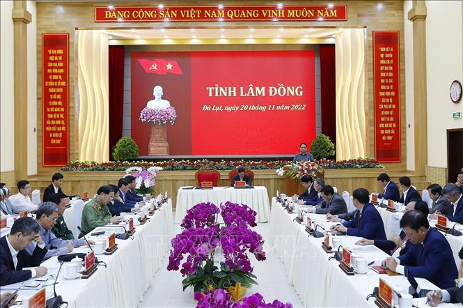 PM Pham Minh Chinh speaks at the meeting with the Standing Board of the Lam Dong province's Party Committee. VNA Photo: Dương Giang