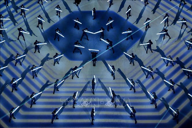 Trong ảnh: Các nghệ sĩ trình diễn tại lễ khai mạc World Cup 2022 trên sân Al-Bayt ở Al Khor, Qatar ngày 20/11/2022. Ảnh: AFP/TTXVN