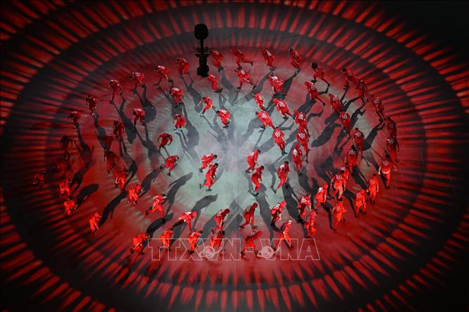 Trong ảnh: Màn trình diễn nghệ thuật của các nghệ sĩ tại lễ khai mạc World Cup 2022 trên sân Al-Bayt ở Al Khor, Qatar ngày 20/11/2022. Ảnh: AFP/TTXVN