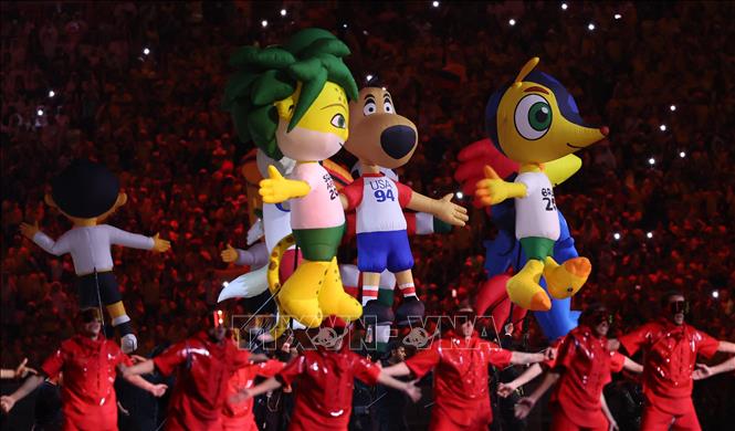 Trong ảnh: Lễ khai mạc World Cup 2022 ở Al Khor, Qatar ngày 20/11/2022 đã giúp người hâm mộ lưu giữ hình ảnh các linh vật của những kỳ World Cup trước đây. Ảnh: AFP/TTXVN